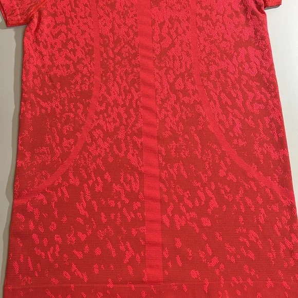 Lululemon Swiftly Tech Short Sleeve 2.0 Covered Camo Red Rock/Flare  Size 8 - Picture 8 of 8